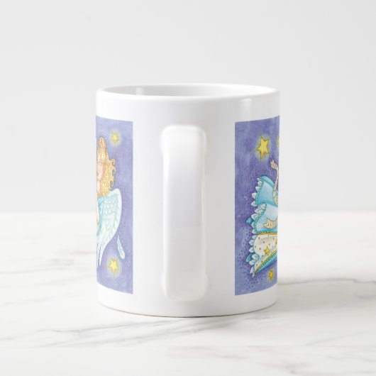 Schattige kerst, engel-muzikant die op haar hoorn  grote koffiekop (Achterkant)