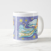 Schattige kerst, engel-muzikant die op haar hoorn  grote koffiekop (Voorkant rechts)