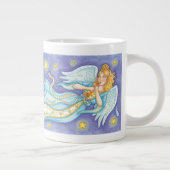 Schattige kerst, engel-muzikant die op haar hoorn  grote koffiekop (Rechts)