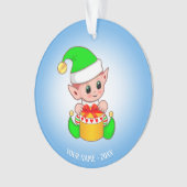 Schattige Kerstelf, aangepaste naam op lichtblauw Ornament (voorkant)