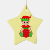 Schattige Kerstelf op Geel Keramisch Ornament (Rechts)
