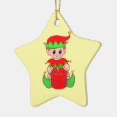 Schattige Kerstelf op Geel Keramisch Ornament (Links)
