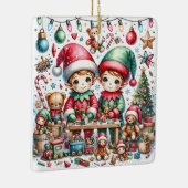 Schattige kerstelven in hun Speelgoed-winkel Keramisch Ornament (Rechts)