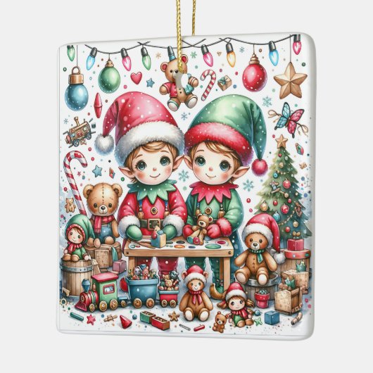 Schattige kerstelven in hun Speelgoed-winkel Keramisch Ornament (Links)