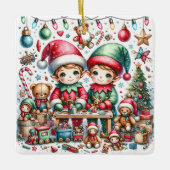 Schattige kerstelven in hun Speelgoed-winkel Keramisch Ornament (Voorkant)