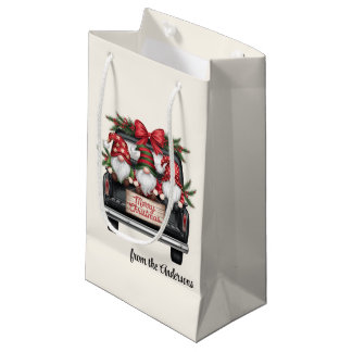Schattige Kerstkabouters in Vintage Zwarte Truck Klein Cadeauzakje