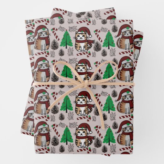Schattige kerstkatten met bomen inpakpapier vel (In situ)