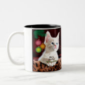 Schattige keukat met prettige kerst tweekleurige koffiemok (Links)