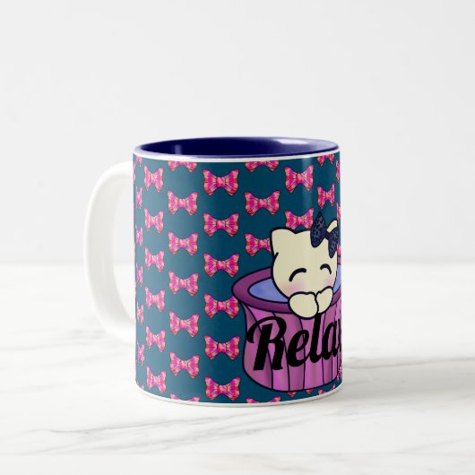 Schattige keukenkat: relaxen in  roze theekbeker tweekleurige koffiemok (Voorkant links)