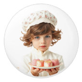 Schattige kind met gastronomische hartvormige roze keramische knop (Voorkant)