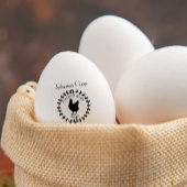 Schattige kippenei vers bloemenBoerderij Rubberstempel