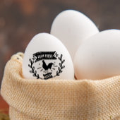 Schattige kippenei vers bloemenBoerderij Rubberstempel