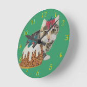 schattige kitten grijs tafeltje kattenlikkerij ker ronde klok (Hoek)