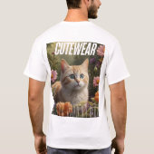 Schattige kitten in bloementuin – Schattigee Cat A T-shirt (Achterkant)