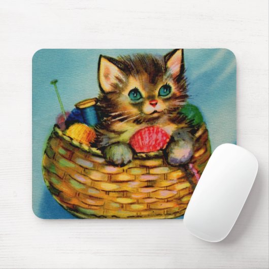 schattige kitten in breimandje muismat (Met muis)