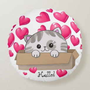 Schattige kitten in een doos en roze harten rond kussen