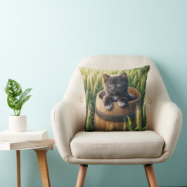 Schattige kitten in een houten vat kussen