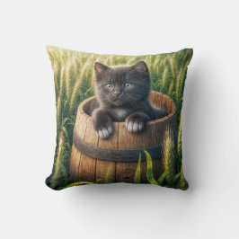 Schattige kitten in een houten vat kussen