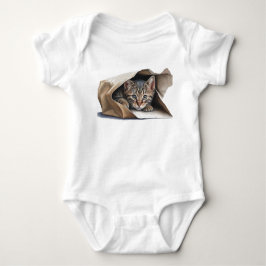 Schattige kitten in een papieren zak romper