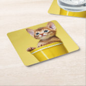 Schattige kitten in gele emmer kartonnen onderzetters (Schuin)