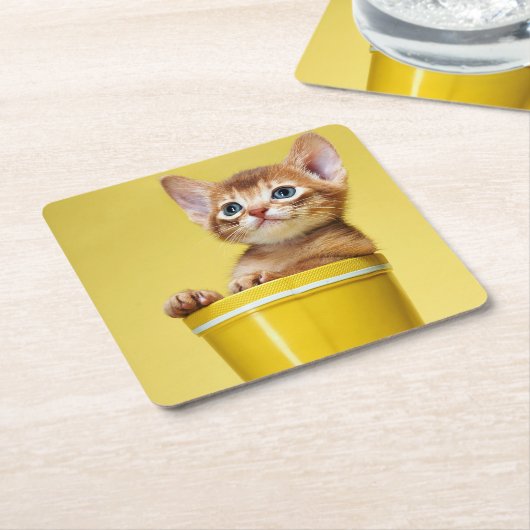 Schattige kitten in gele emmer kartonnen onderzetters (Schuin)