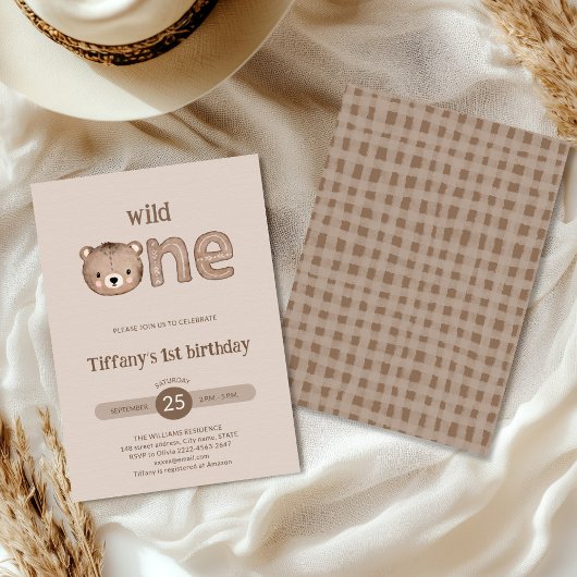 Schattige klein Beer wild op een 1e verjaardag Kaart