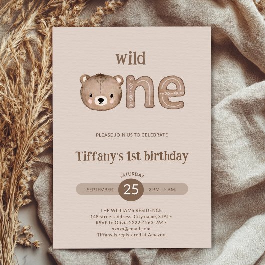 Schattige klein Beer wild op een 1e verjaardag Kaart