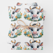 Schattige klein meisje koe in bloemen inpakpapier vel (In situ)