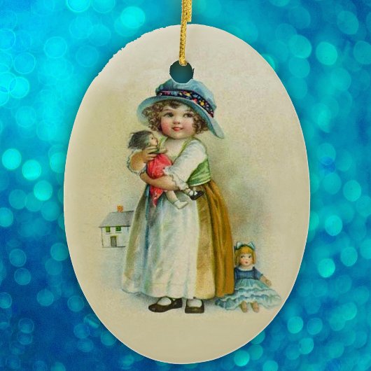 Schattige klein  meisje met poppenlicht tan keramisch ornament