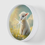 Schattige klein paaslam in een bloemenweidekwekeri (Hoek)