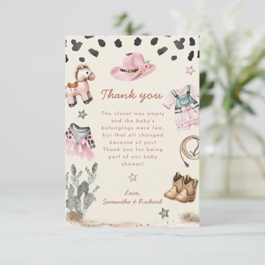 Schattige kleine cowgirl is op weg naar het baby s bedankkaart (Staand voorkant)