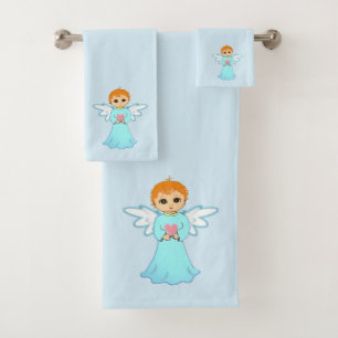 Schattige kleine engel op lichtblauw bad handdoek