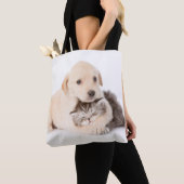 schattige kleine kattenslaapt in de handen van de  tote bag (Dichtbij)