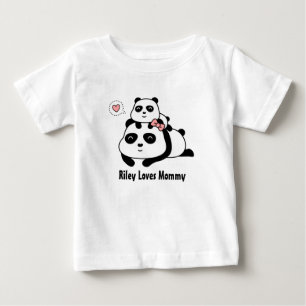 Schattige kleine panda welp houdt van mama, mama e