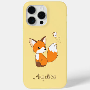 Schattige Kleine Vos Kijkt Naar Vlinder iPhone 15 Pro Max Hoesje