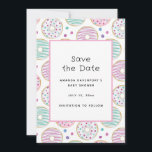 Schattige kleurrijk donutpatroon save the date<br><div class="desc">Bewaar de datumkaart met een heerlijk leuk patroon. Illustratie van pastelroze en groene donuts met strooien en ijsjes.</div>