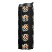 Schattige kleurrijk grappig hondenportret in zonne thermosbeker (Gedraaid links)