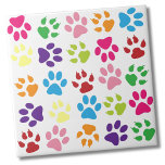 Schattige kleurrijk pootpatroon tegeltje<br><div class="desc">Super schattige en moderne kleine print met dierenpootjes van alle kleuren. Perfect voor een leuke print. Geweldig voor dierenliefhebbers en dierenouders, of een dierenarts kantoor of kinderlokker. Veel opties! Beschikt over tonnen kleuren zoals roze, geel, sinaasappel, paarse en blauw. Of je deze tegel wilt gebruiken als een klein onderzetter of...</div>
