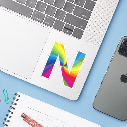 Schattige kleurrijk regenboogalfabet N Sticker (Laptop met iPhone)