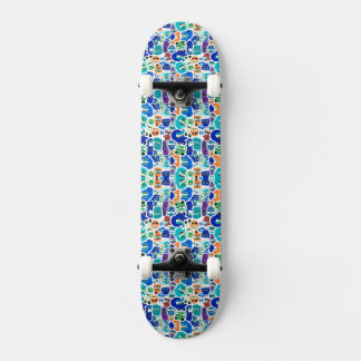 Schattige kleurrijke gezichts patronen van monster persoonlijk skateboard