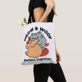 Schattige knuffel voor katten en honden - Meow & W Tote Bag (Dichtbij)