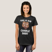 Schattige knuffel voor koppels Grappig romantisch T-shirt (Voorkant volledig)