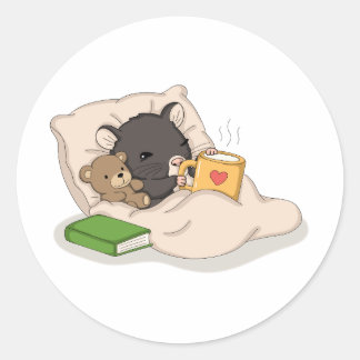 Schattige knuffelmuis met teddybeer en warme melk  ronde sticker