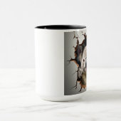 Schattige koala Beer bij in gebarsten wand Mok (Midden)