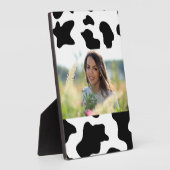 schattige koe op zwarte en witte boerderij fotoplaat (Zijkant)