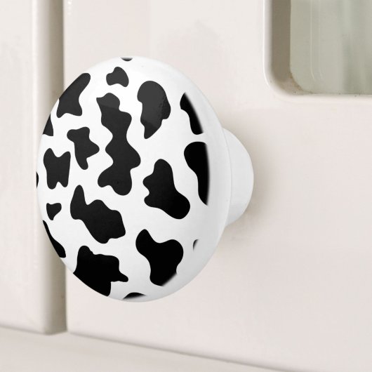 schattige koe op zwarte en witte boerderij keramische knop