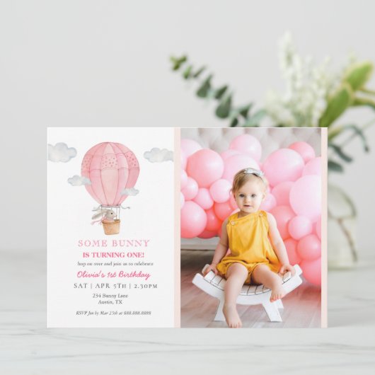 Schattige konijn in heteluchtballon 1e verjaardag kaart (Staand voorkant)