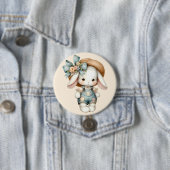 Schattige konijn in Overalls met Straw Pet & Bow Ronde Button 7,6 Cm (In situ)