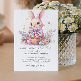 Schattige konijn met decoratieve eieren en eierjac kaart