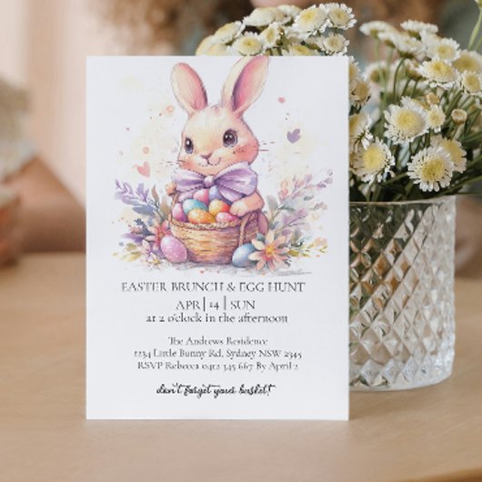 Schattige konijn met decoratieve eieren en eierjac kaart